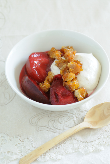 Caramel Crumbs with plums and cream