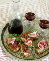 Bruschetta with fig-onion marmalade, blue cheese & prosciutto