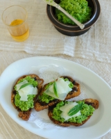 Olive toasts with pea puree manchego